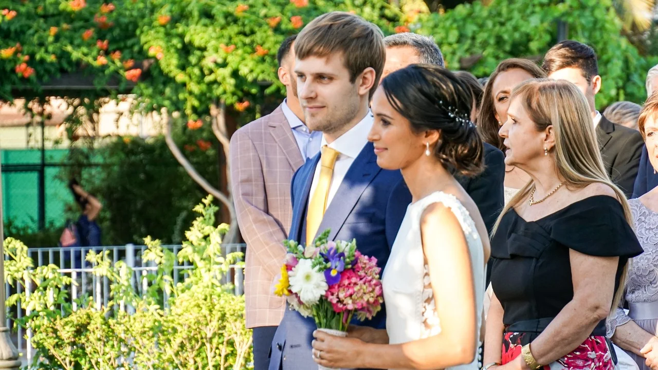 Novios durante la ceremonia en los jardines de Centro La Reina