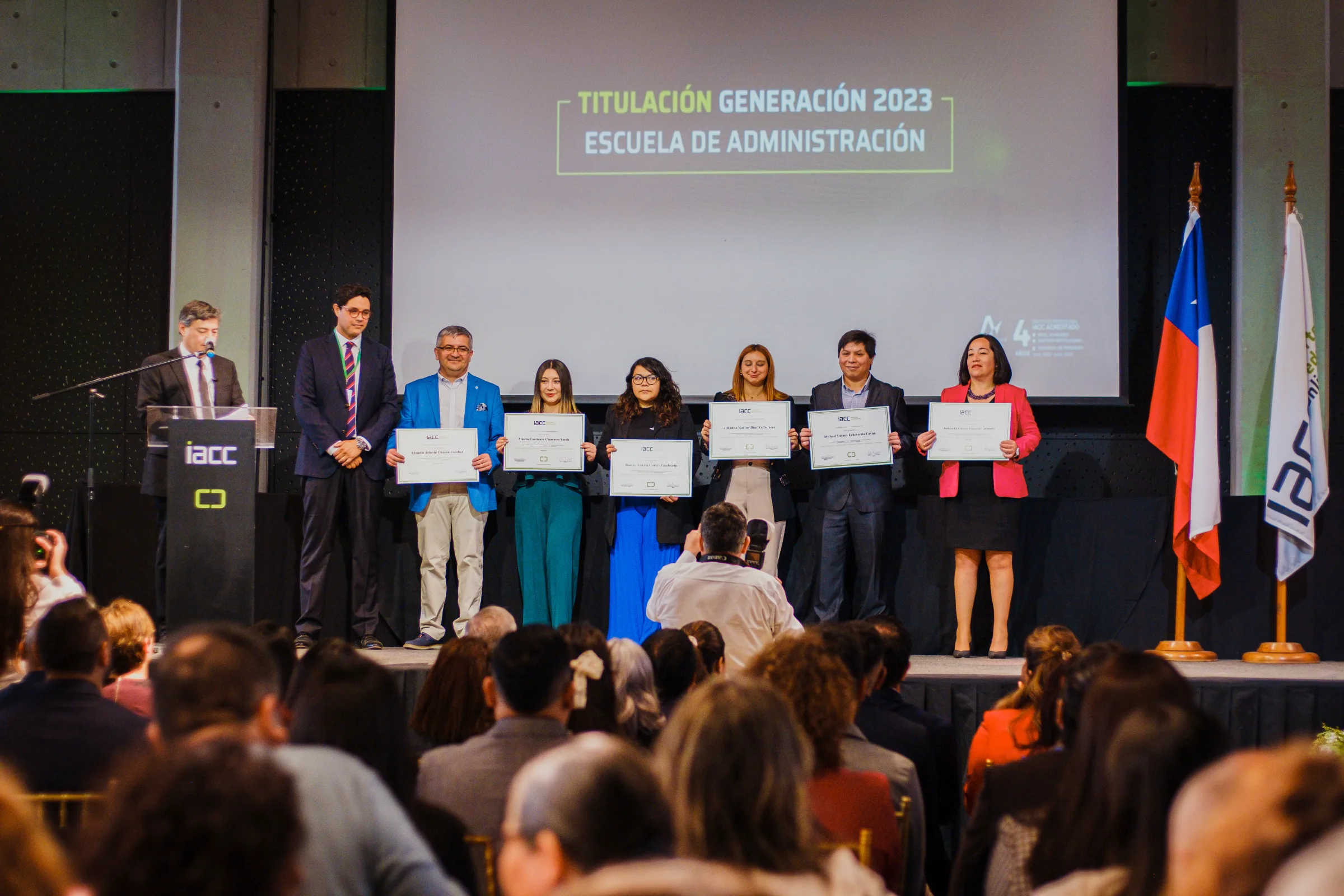 Entrega de diplomas en el escenario de Centro La Reina