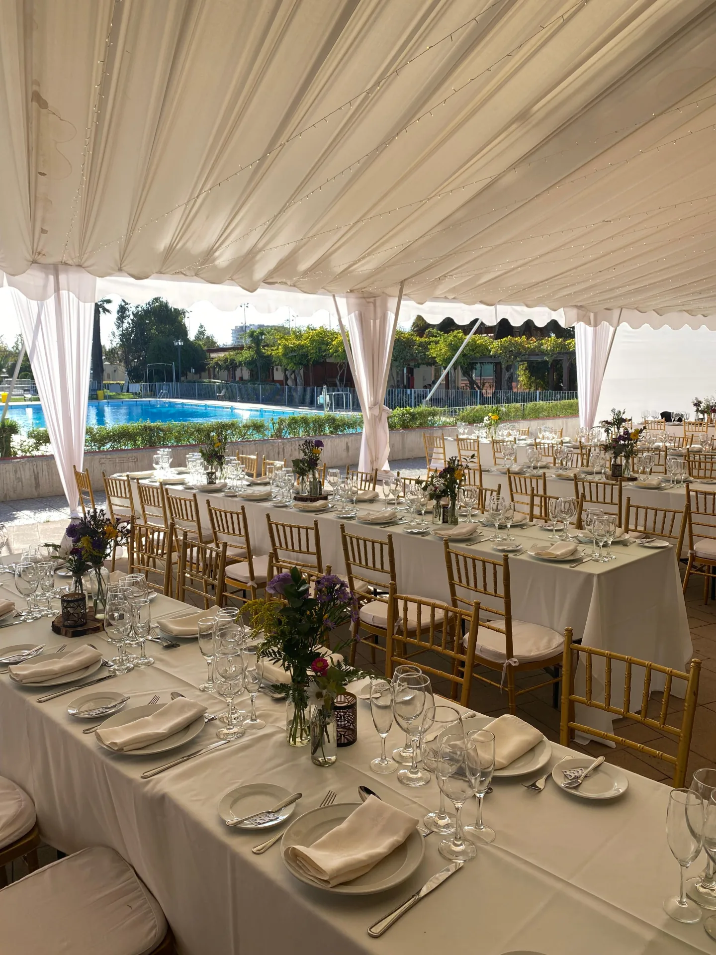 Terraza del Gran Salón con carpa blanca en Centro La Reina