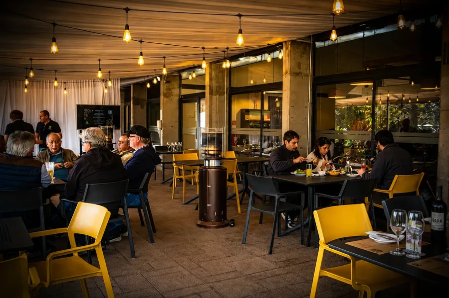 Comensales en el restobar de Centro La Reina